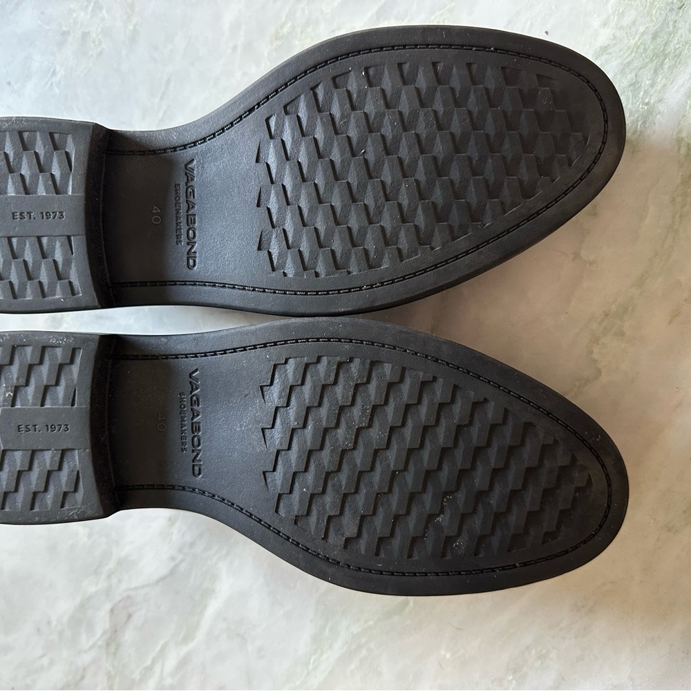 VAGABOND black leather loafers.